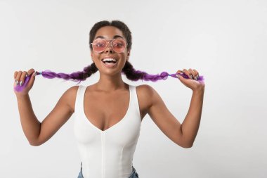 Mutlu pozitif genç Afrikalı kadın onun modern renkli örgüler gösteren