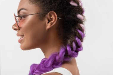 Neşeli sevimli genç glamour Menekşe pigtails ile