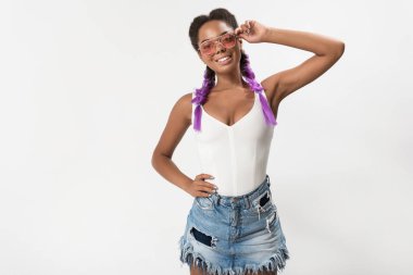 Neşeli şık genç kız sevinçle kameraya bakıyor