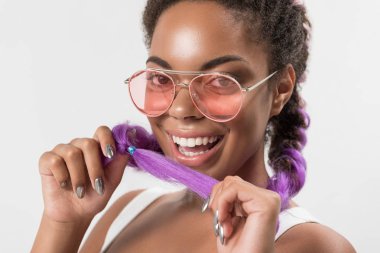 Mutlu Afrikalı kız onu tutan kanekalon saç örgü