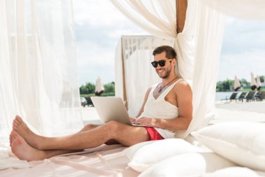 Mutlu genç sakallı adam gadget'ı nehir sahil yolu ile iletişim