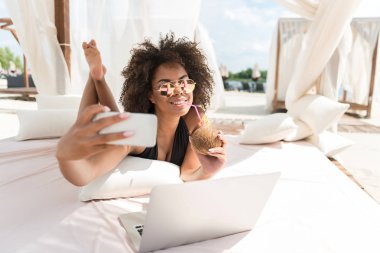 Mutlu genç Afrika Bayan yaz tatil anıları mobil basma