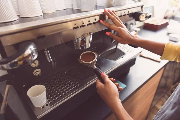 Camarera está preparando bebida caliente para el cliente — Foto de Stock