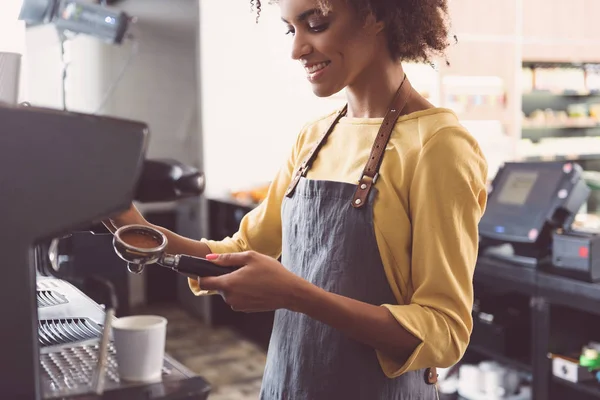 Pozitif genç garson zevk ile çalışma