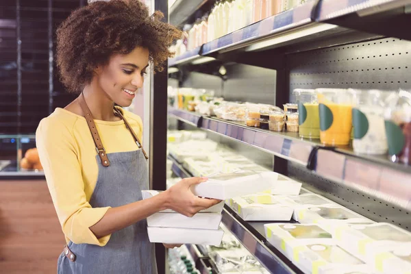 Fille positive dans le tablier travaille en magasin biologique — Photo