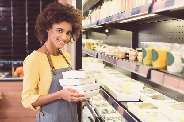 Pozitif sevimli kız işini keyif alıyor