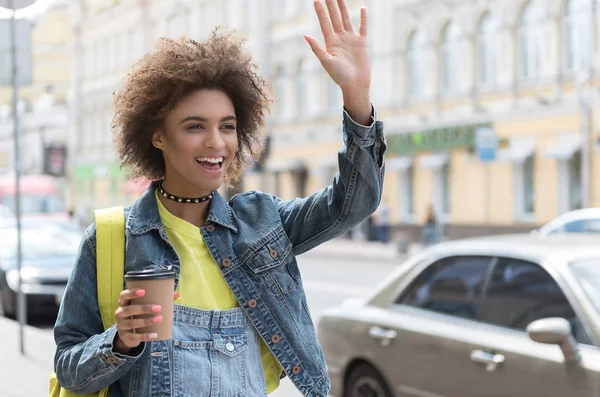 Chica hipster positivo está caminando en la ciudad con sonrisa —  Fotos de Stock
