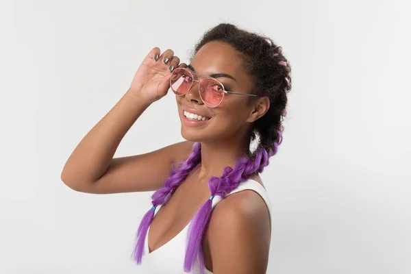 幸せのスタイリッシュな 10 代の女性は彼女のモダンなカネカロン髪を楽しんでいます。 — ストック写真