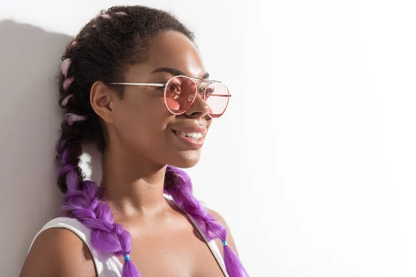 Glücklich stylisches Teenager-Weibchen zeigt violette Zöpfe — Stockfoto