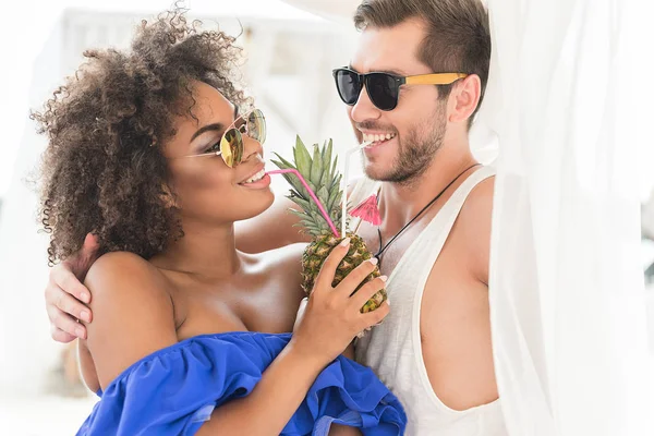 Fröhliches junges verliebtes Paar genießt Sommerurlaub — Stockfoto