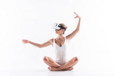 Yoga egzersiz yoluyla gözlük pratik ciddi genç kadın jimnastikçi