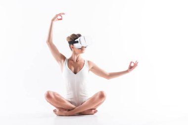 Neşeli genç kadın jimnastikçi için gevşeme gözlük kullanma