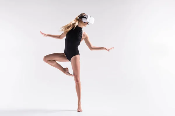 Promyšlené mladistvý sportovní žena provedení choreografie pomocí brýle — Stock fotografie