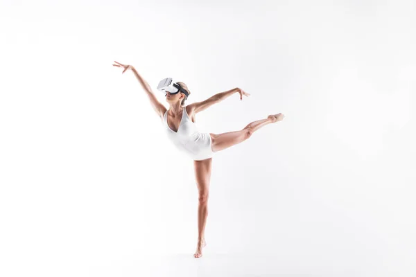 Торжественная молодая гимнастка, занимающаяся спортом в очках — стоковое фото