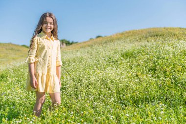 Kadın çocuk yaz sahada eğleniyor