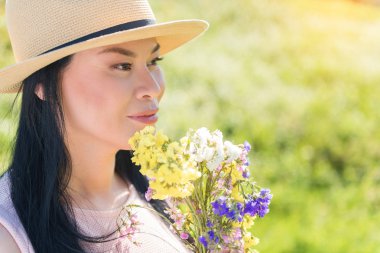 Neşeli Bayan çayır üzerinde dururken hayal
