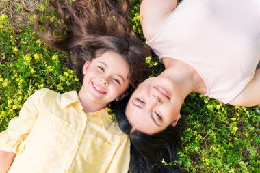 Neşeli aile otlakta zevk ile dinlenme sahip