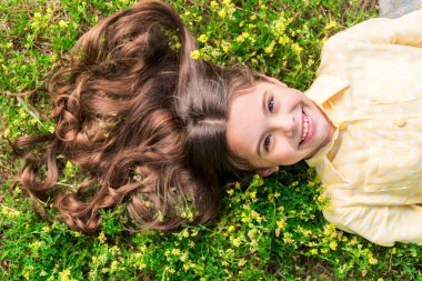 Neşeli çocuk rahatlatıcı otlakta