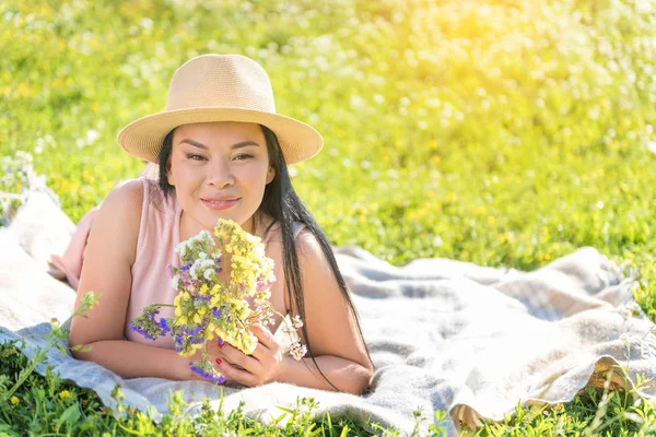 Kaygısız Bayan rahatlatıcı otlakta summertime yılında