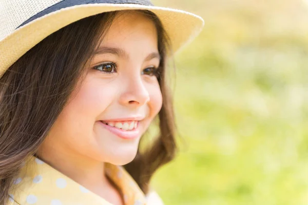 Alegre niña disfrutando de la naturaleza al aire libre —  Fotos de Stock