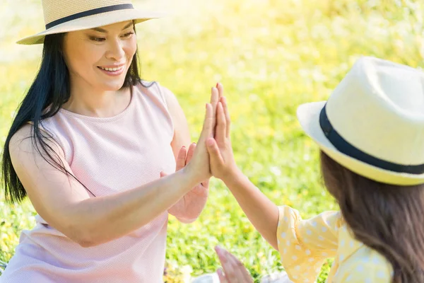 Feliz madre e hija jugando con las manos —  Fotos de Stock