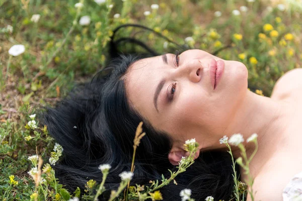 Ubekymret dame afslappende på eng - Stock-foto