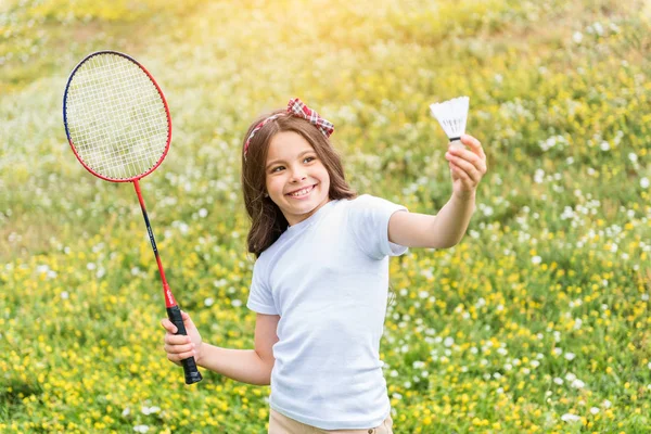 Emocionada niña jugando al tenis en el campo —  Fotos de Stock