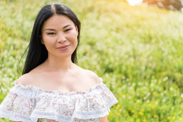 Unbekümmerte Dame entspannt auf Blumenwiese — Stockfoto