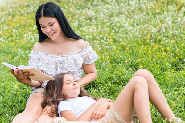 Mutlu anne rüya çocuğunu ilginç hikaye anlatmaya