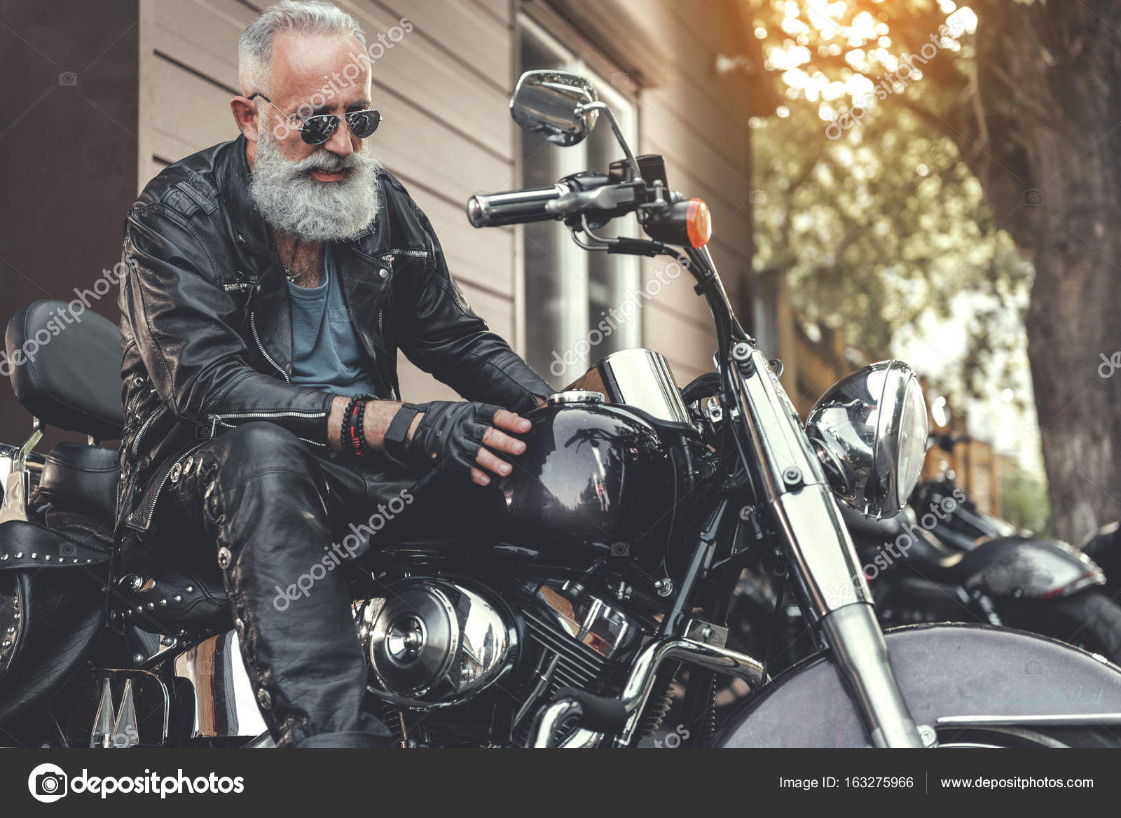 depositphotos_163275966-stock-photo-interested-old-man-checking-motorbike.jpg