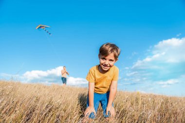 Neşeli çocuk babası ile çalma süresi zevk