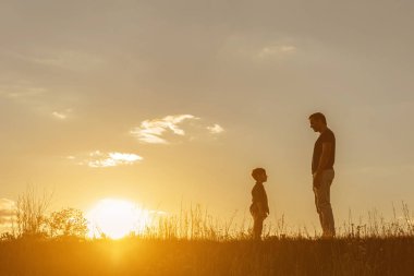 Neşeli baba ve oğul birlikte çayır üzerinde oynama