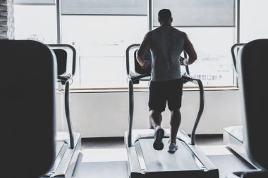 Yarış pistinde çalıştıran atlet