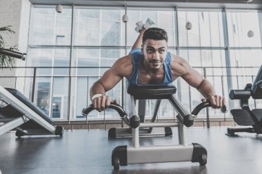 Mutlu adam spor için gidiyor