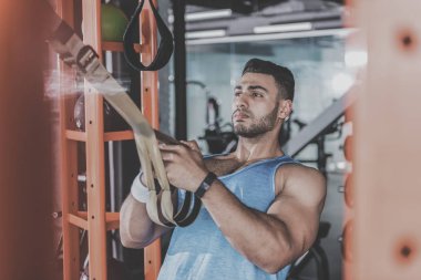 Sakin erkek egzersiz tutmak-fit Studio'da alarak
