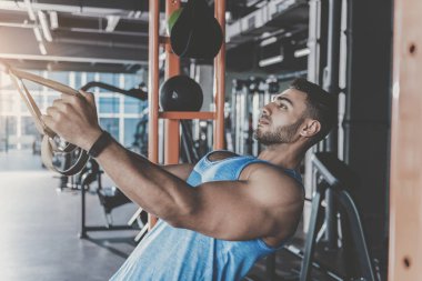 Sakin sakallı atlet pratik faaliyetleri