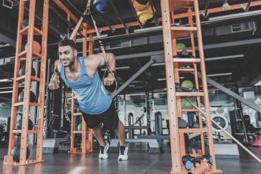 Mutlu genç tıraşsız adam Atletizm ilgi çekici