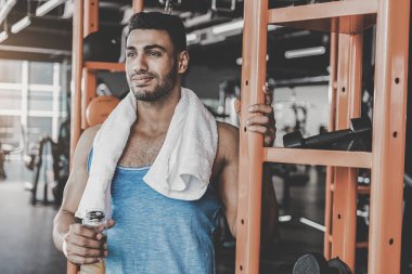 Giden sakallı erkek içme suyu içinde jimnastik salonu