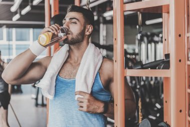 Sakin adam içecek egzersiz sırasında tatma