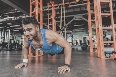 Sakallı atlet spor salonunda egzersiz çekici gülen