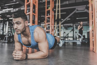 Ciddi adam spor aktiviteleri için ilgi çekici