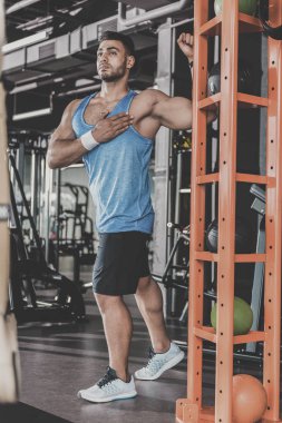 Spor salonunda egzersiz alarak ciddi sakallı erkek