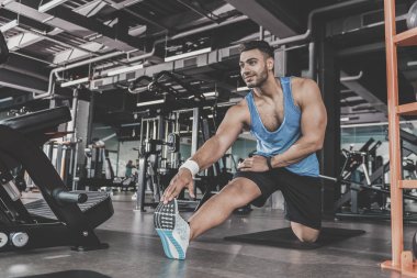 Fiziksel egzersiz alarak memnun sakallı atlet