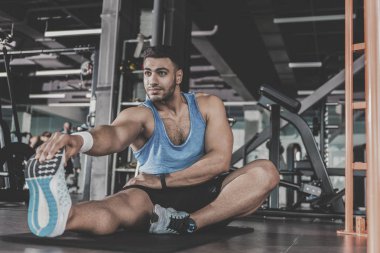 Sağlık kulübünde pratik mutlu tıraşsız erkek