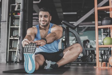 Spor salonunda egzersiz alarak giden tıraşsız adam