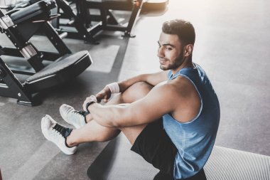 Dinlenme salonunda sahip mutlu bir adam