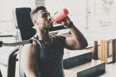 Spor salonunda içecek tatma ciddi tıraşsız atlet