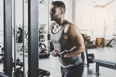 Ekipman ile çalışma dışarı ciddi atlet