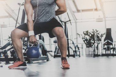 Atlet ile kettlebell spor salonunda egzersiz