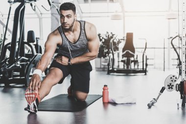 Ciddi sakallı adam alarak egzersiz